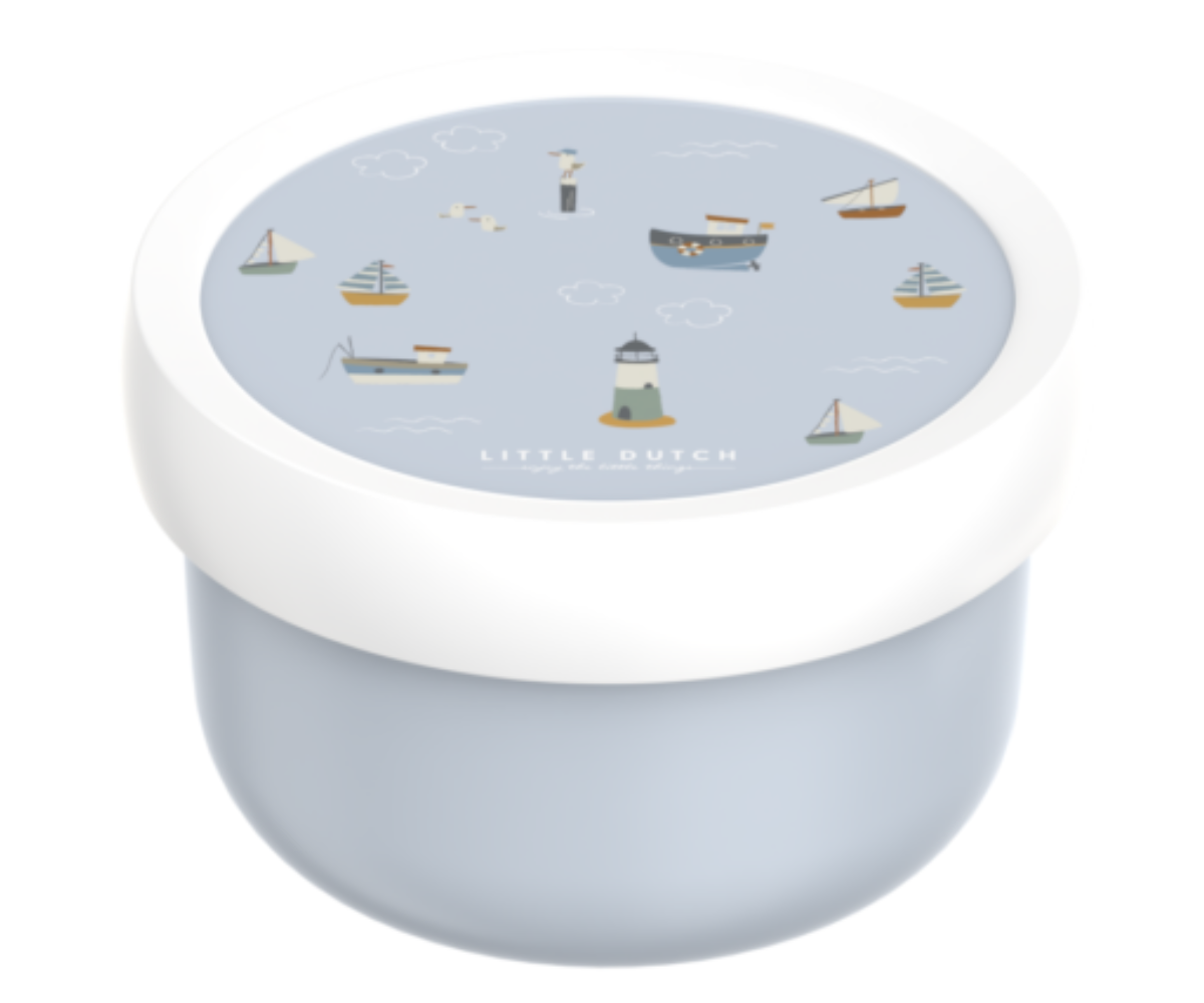 Little Dutch Sailors Bay toidutops koos kaane ja kahvliga valgel taustal.