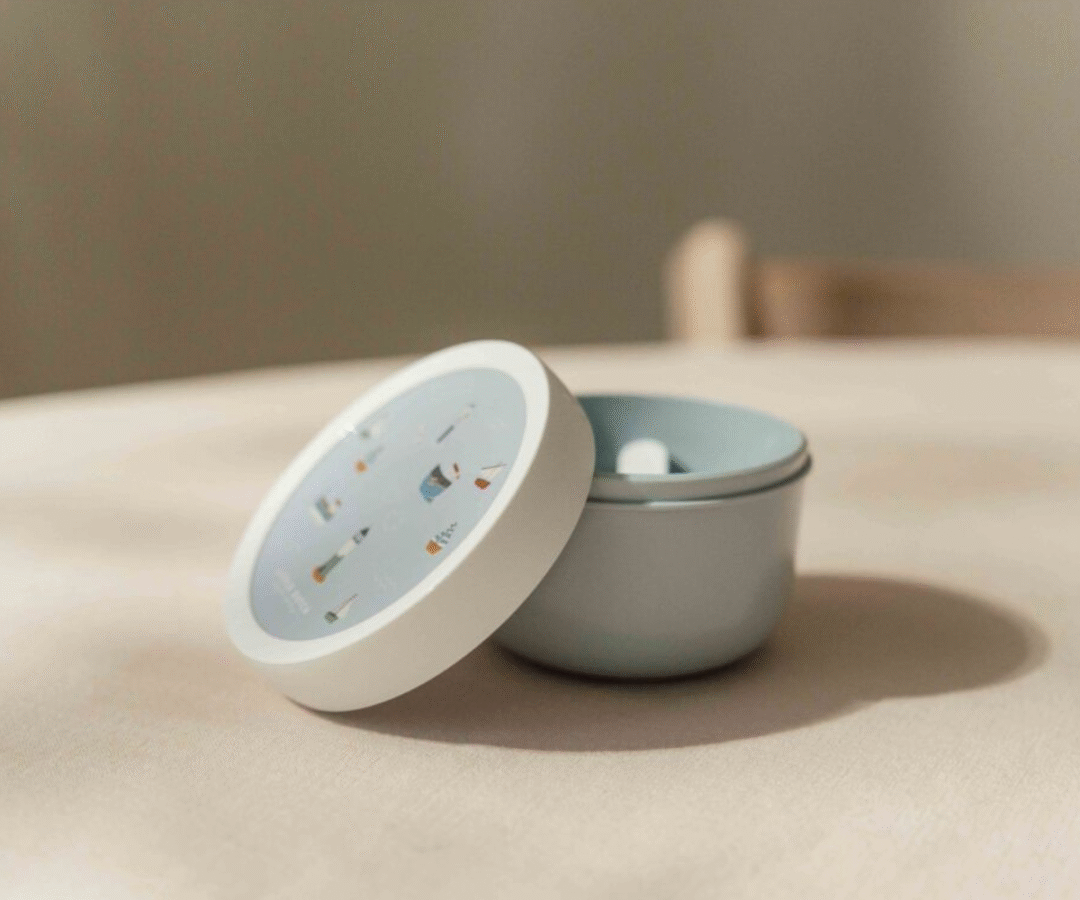 Lapse käsi avamas Sailors Bay toidutopsi, näha mereteemaline disain