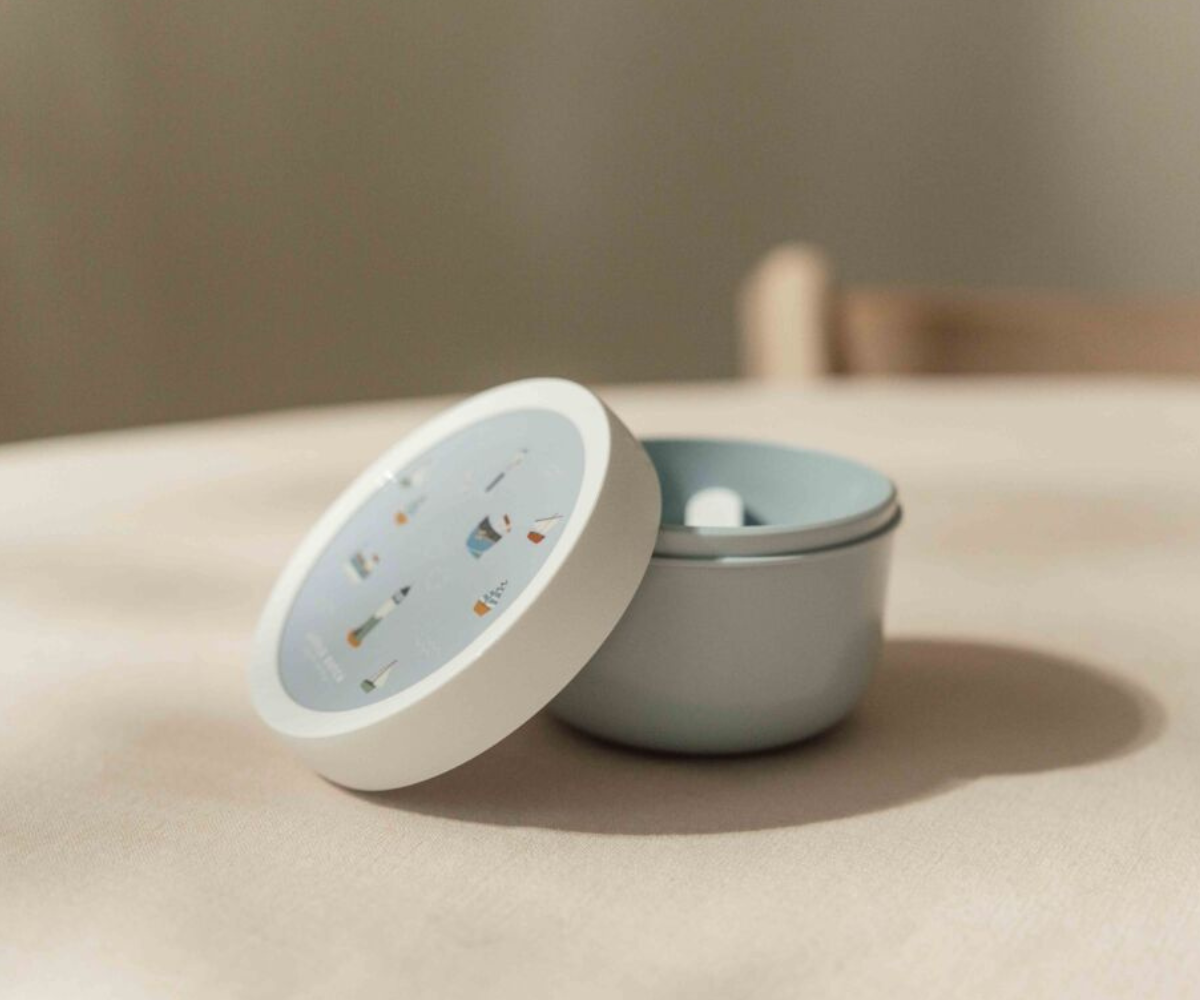 Lapse käsi avamas Sailors Bay toidutopsi, näha mereteemaline disain