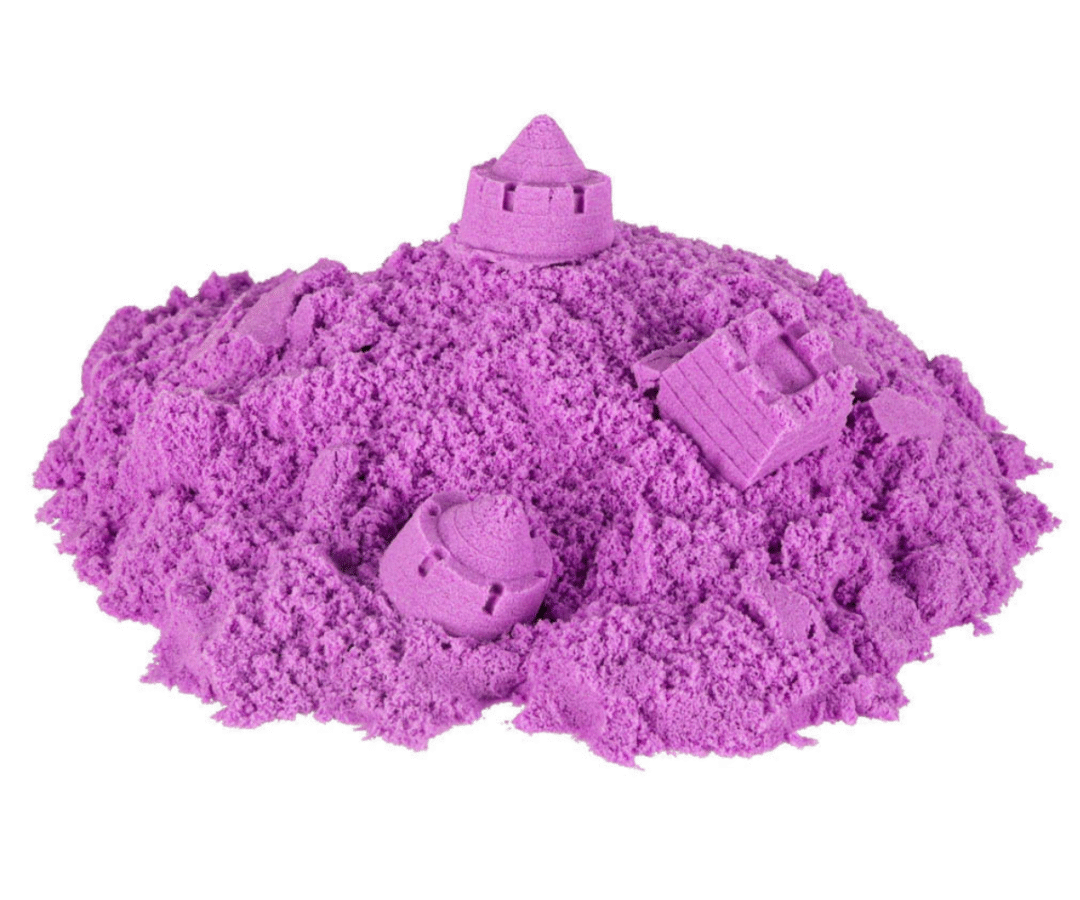 Lilla kineetiline liiv laotatult, nähtav liiva tekstuur ja pehme koostis.