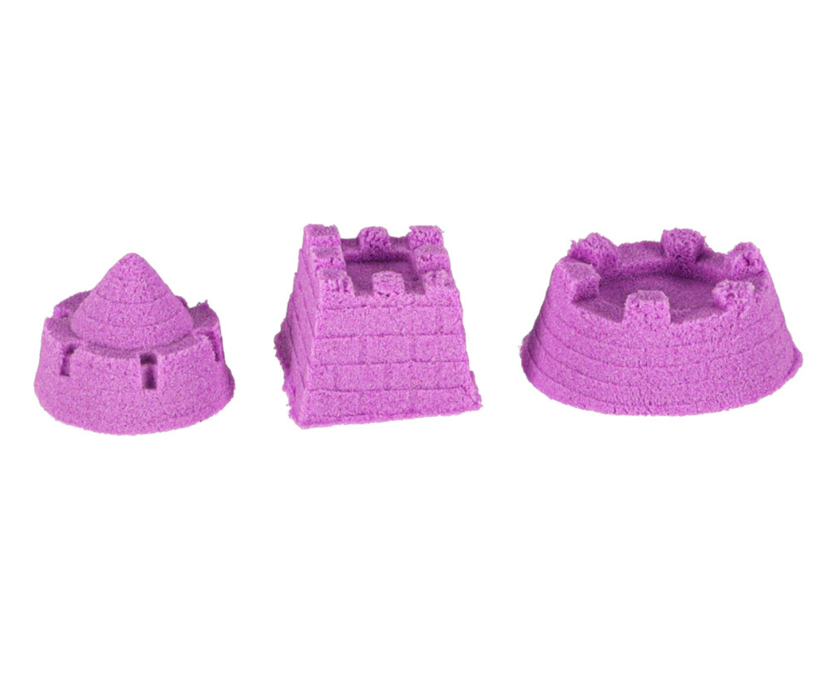 Kineetiline liiv kätes, voolamas sõrmede vahelt nagu pehme mass.