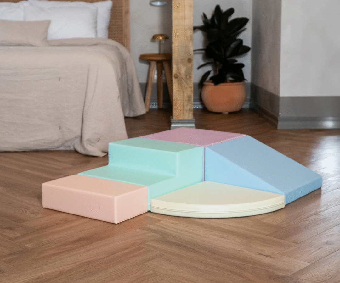 Pehmed mänguklotsid IGLU pastel komplekt lastetoas.