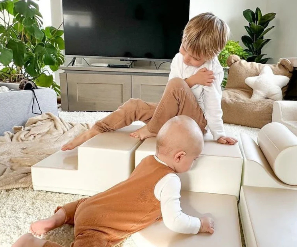 Montessori mänguasi – ronimisklotsid ja kalded väikelastele