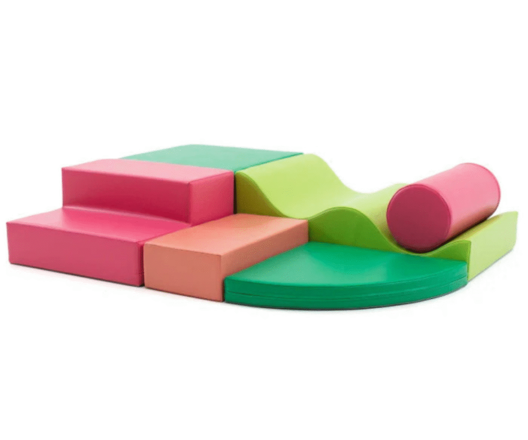 Väikelapsed ehitamas kindlust Montessori stiilis pehmete plokkidega