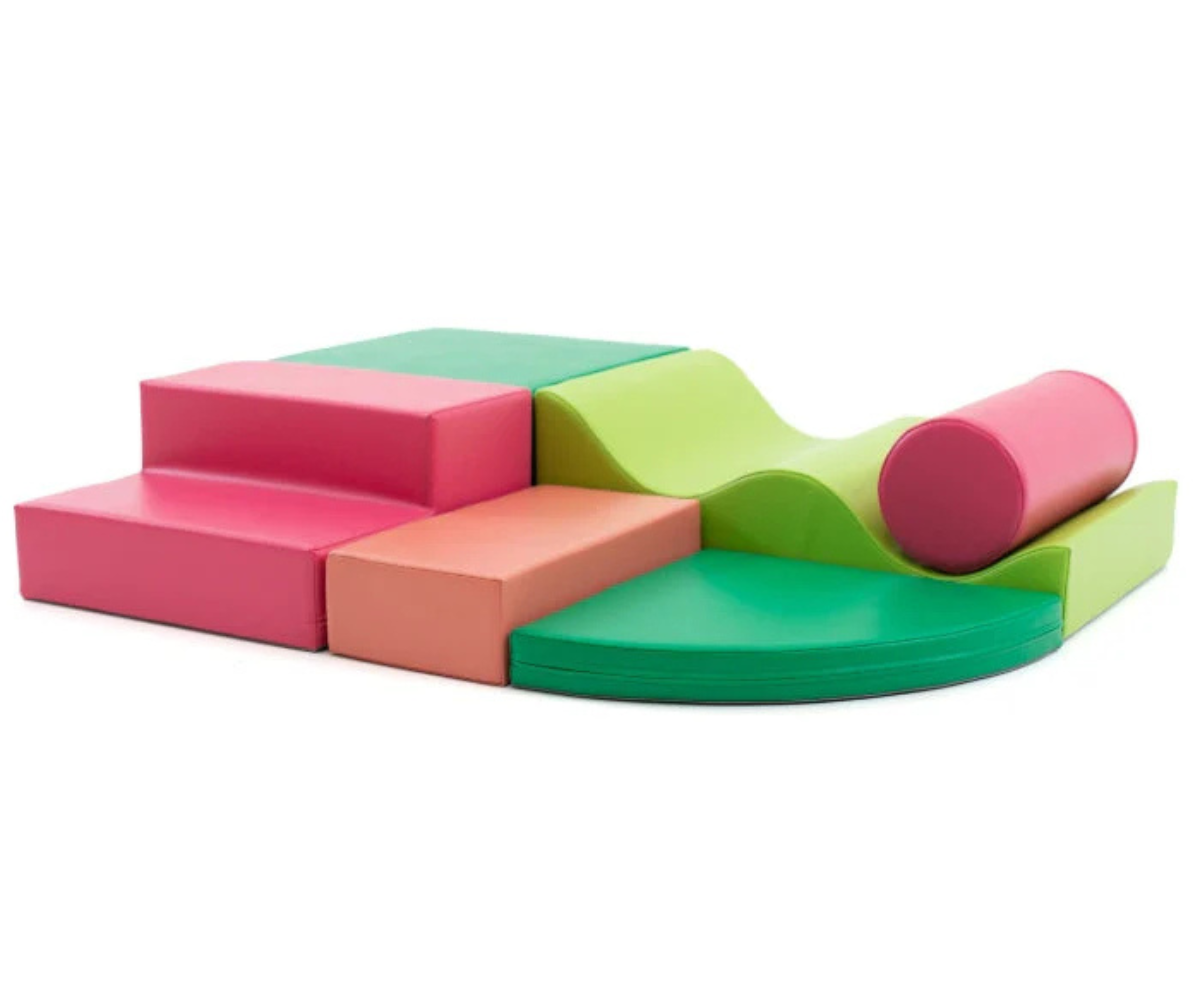 Väikelapsed ehitamas kindlust Montessori stiilis pehmete plokkidega