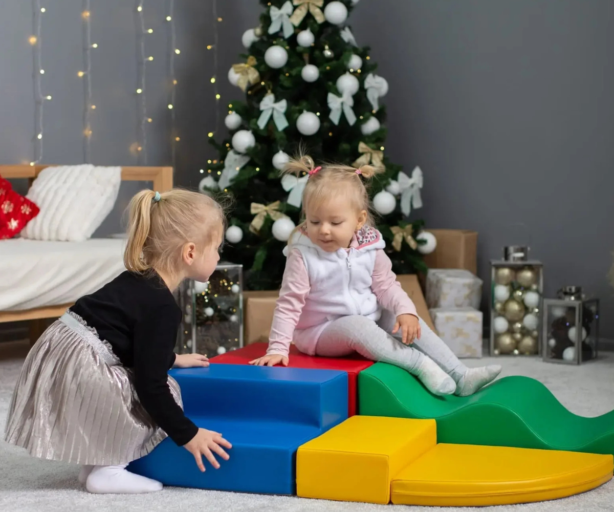 Lapsed ehitavad kindlust pehmetest mänguklotsidest IGLU Explorer