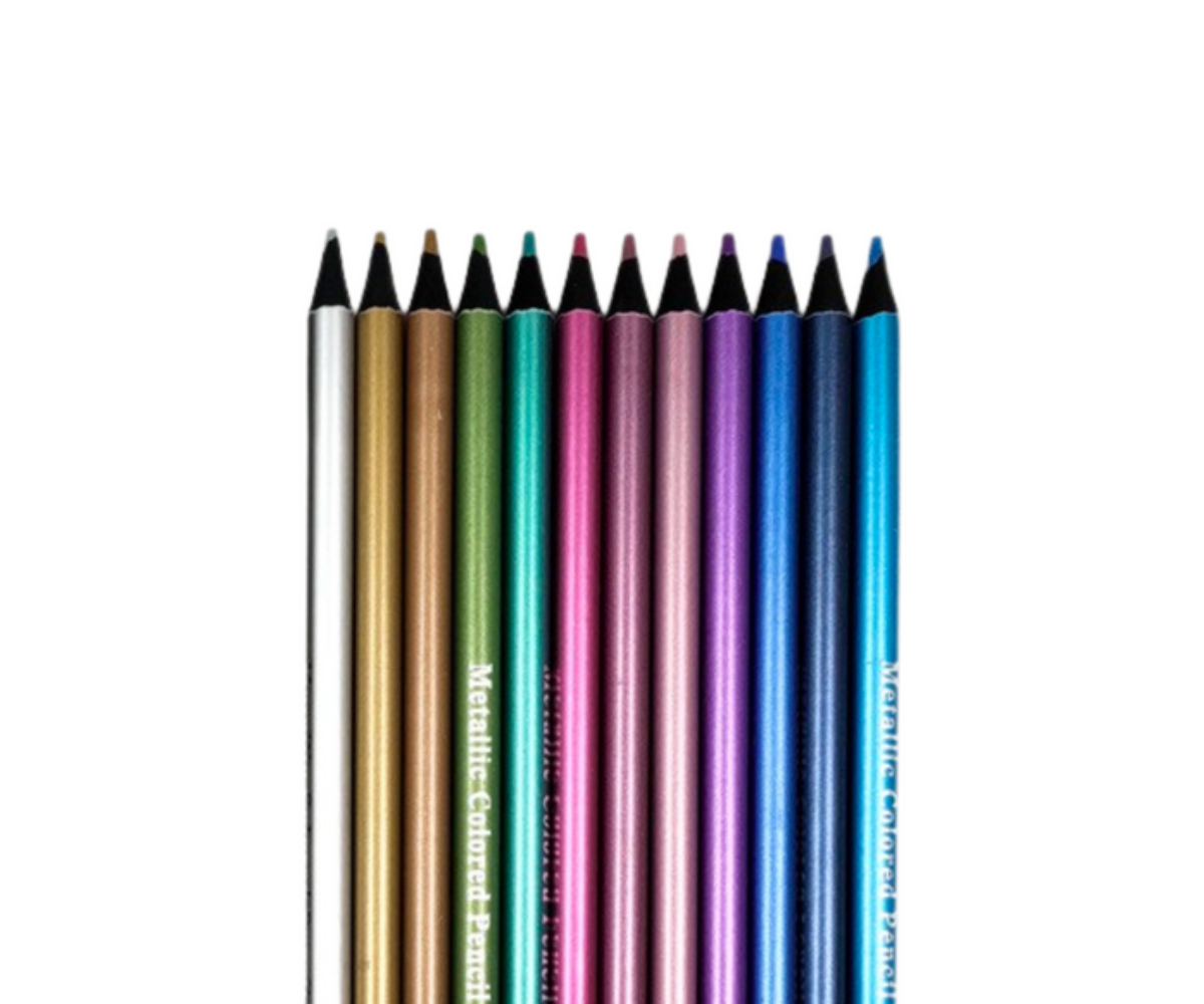 Käsi joonistamas metallikpliiatsiga, mille toon jätab paberile läikiva jälje