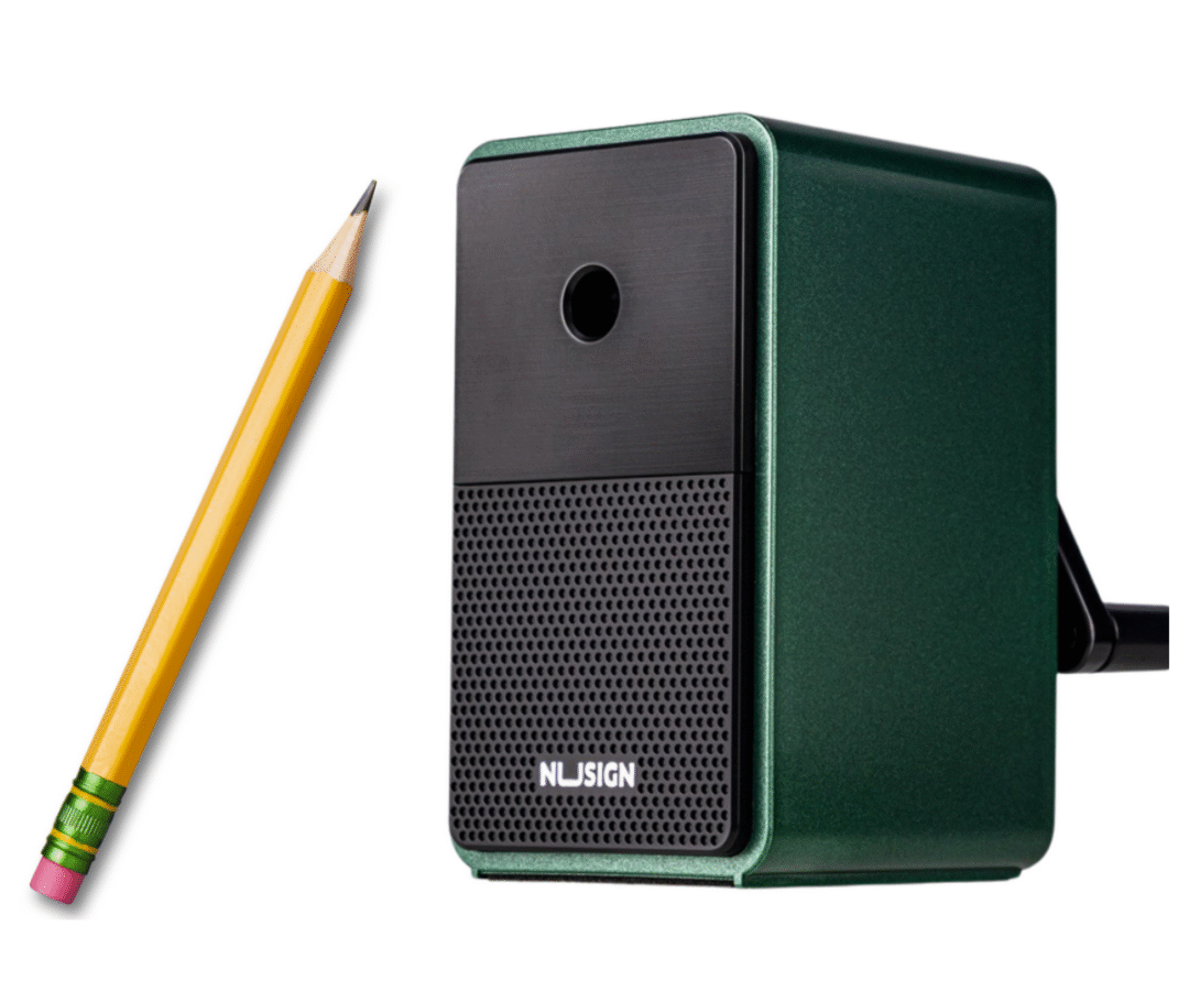 ChatGPT said: Reguleeritav roheline pliiatsiteritaja suure laastukonteineriga laual.