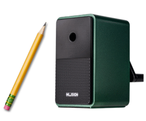 ChatGPT said: Reguleeritav roheline pliiatsiteritaja suure laastukonteineriga laual.