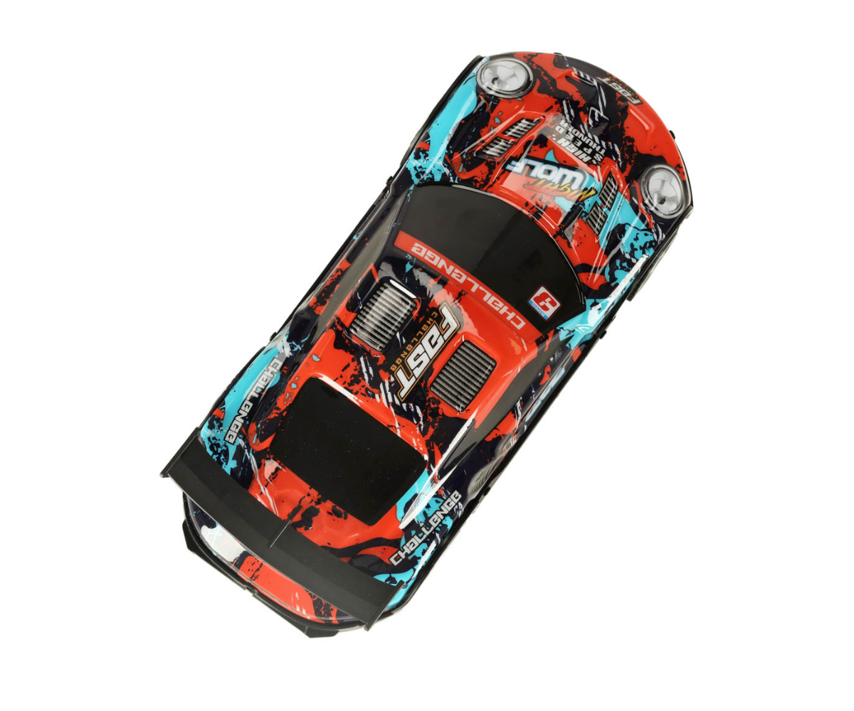 Puldiga sportauto koos juhtimispuldiga