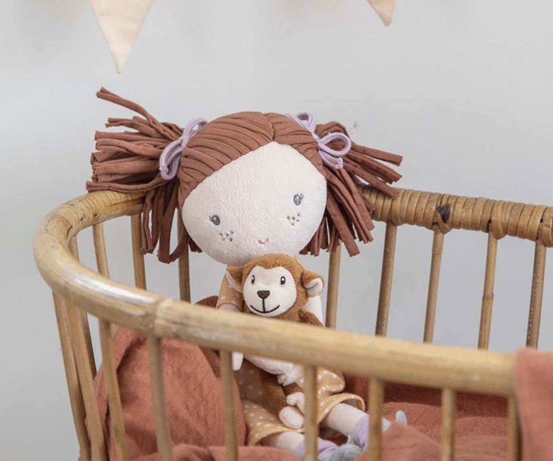 Pehme patsidega kaisunukk Sophia istuvas asendis