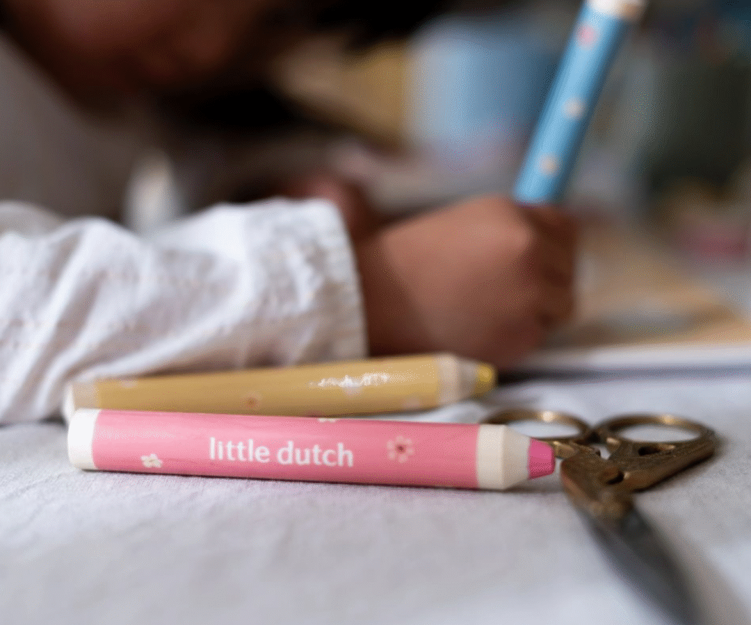 Värviraamat lastele koos 3 värvikriidiga ja rõõmsate illustratsioonidega