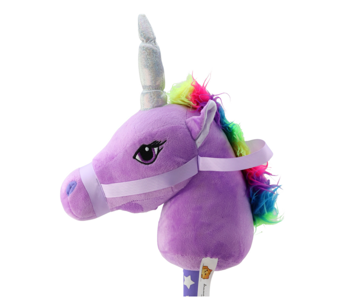 Laps mängimas heliefektidega interaktiivse kepphobusega.