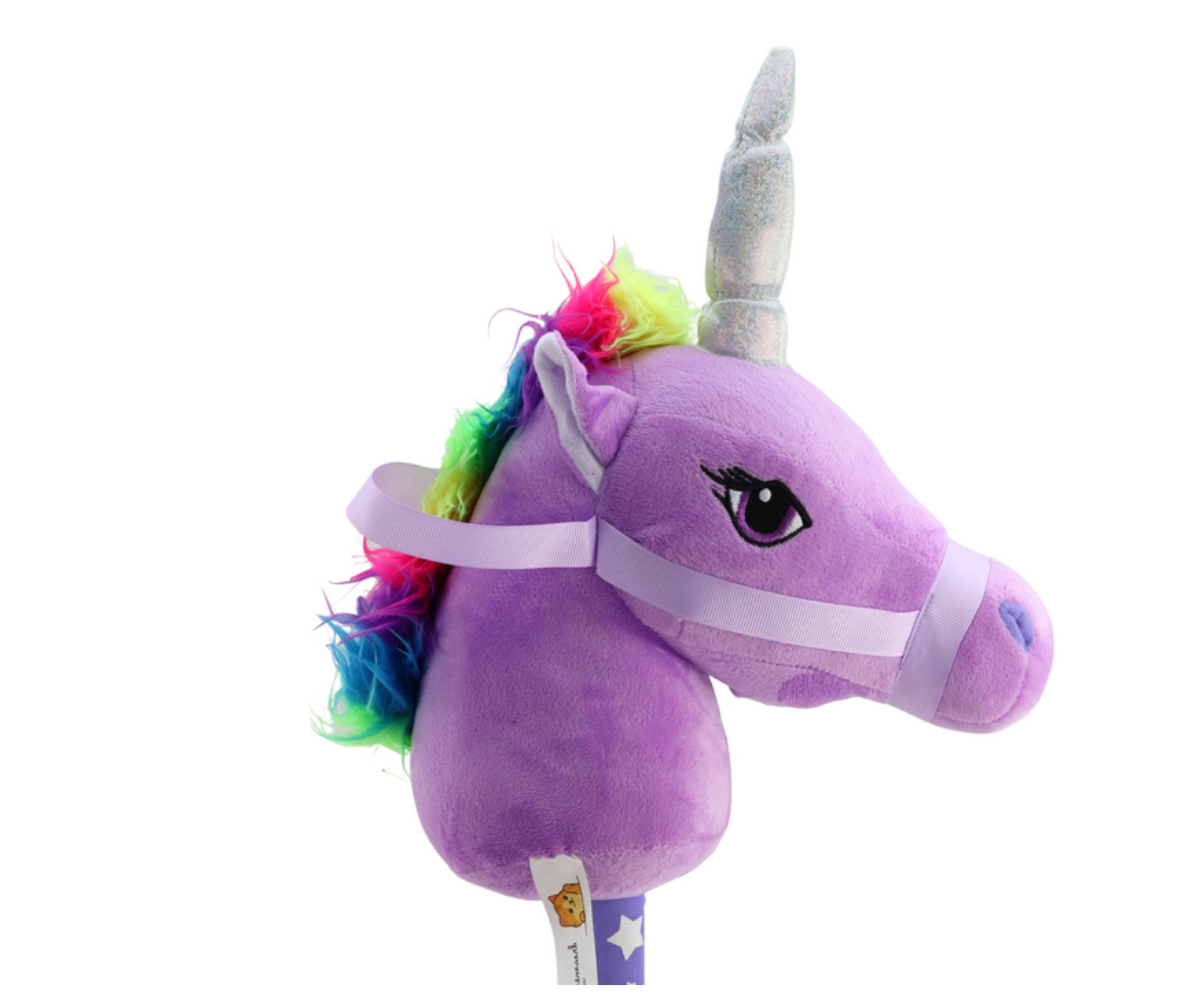 Pehme lilla ükssarvik kepphobusel vikerkaarevärvilise lakaga.