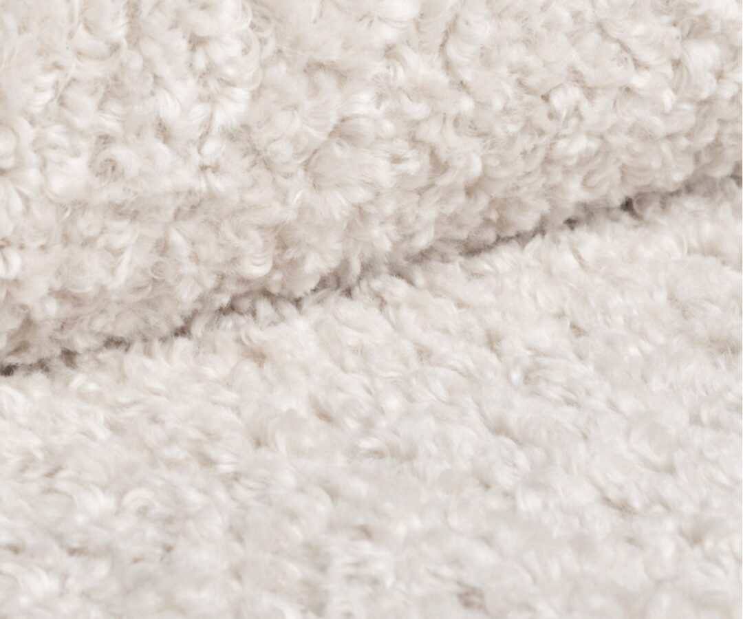 Kott-tool Qubo™ Teddy Snowdrop FLUFFY FIT, detailne vaade pehmest materjalist