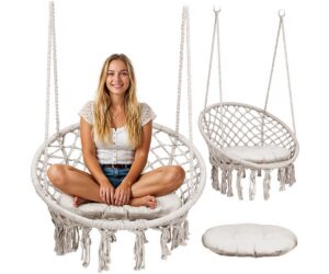 Noor naine istub Ripptool BOHO beez – aeda või terrassile, naeratades.