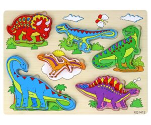 Puidust 3D dinosauruste pusle, kus on erinevad värvilised dinosaurused hariva loogikamängu jaoks.