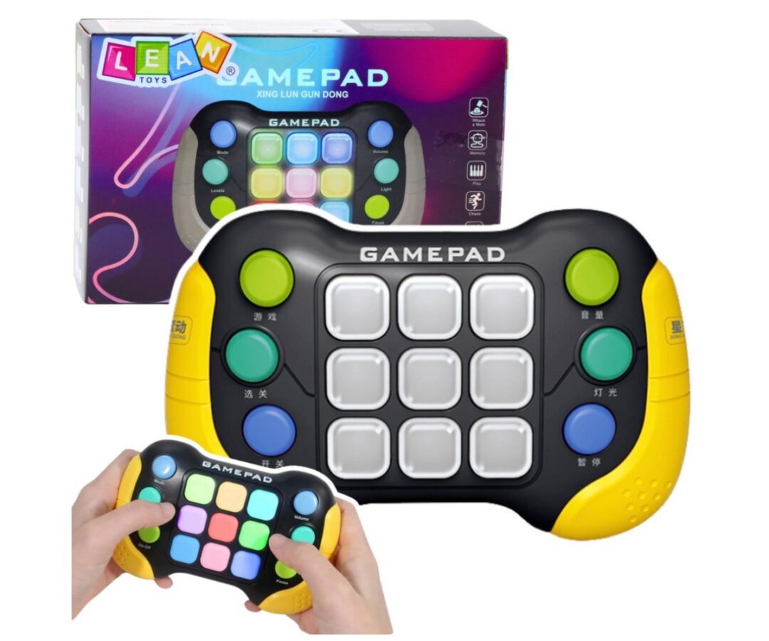 Käes hoitav elektrooniline arcade mängu pad Pop-It LED, millel on mitu värvilist nuppu.