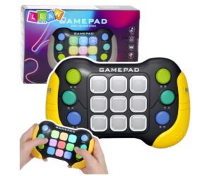 Käes hoitav elektrooniline arcade mängu pad Pop-It LED, millel on mitu värvilist nuppu.