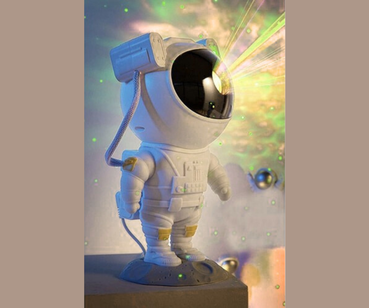 LED öölamp ja täheprojektor lastele 23cm – Astronaut + pult