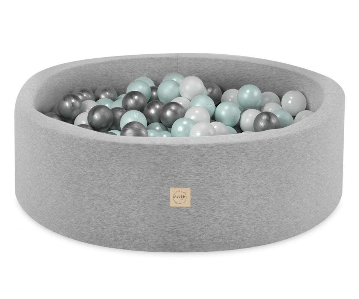 Pallimeri Plush Nest helehallist puuvillast, täidetud värviliste pallidega