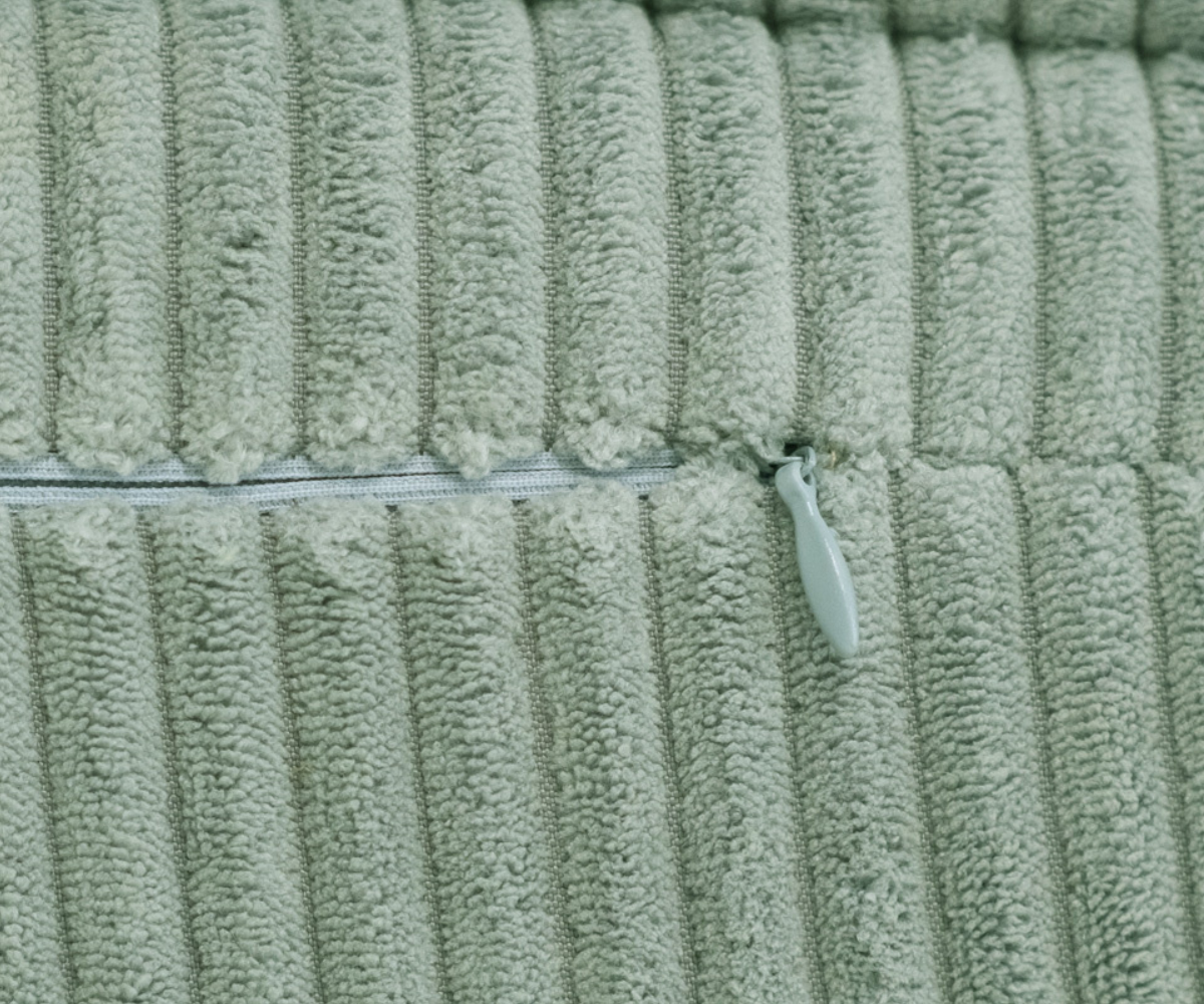 lastetuppa sobiv velvet tugitool‑voodi Plush Nest