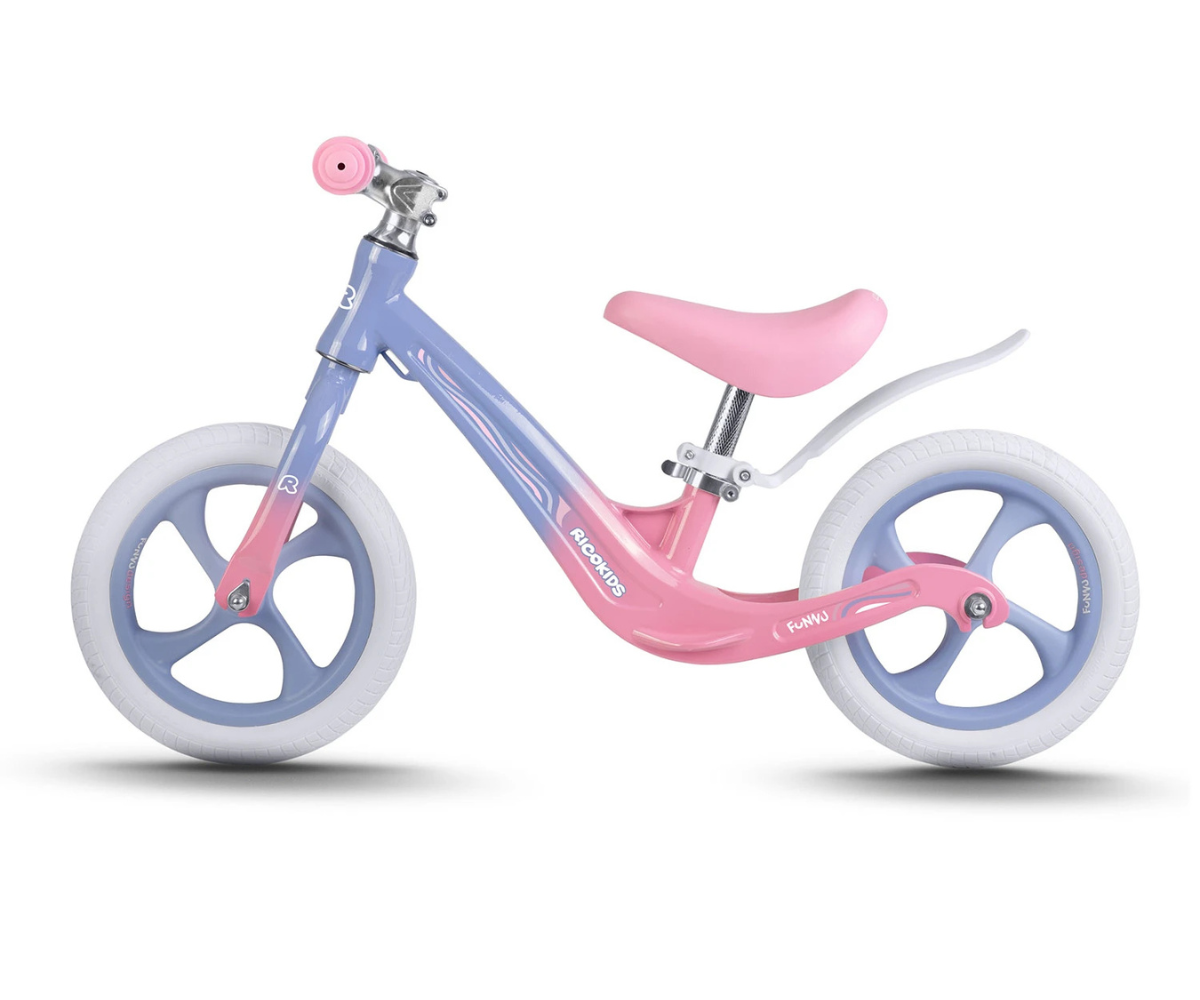 Ricokids FUNNU pastell jooksuratas jalutuskäigul