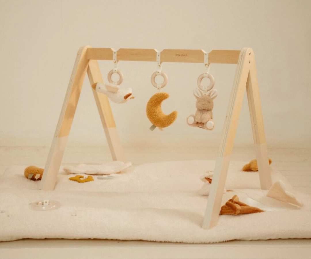 neutraalsetes toonides mänguasi newborn beebile