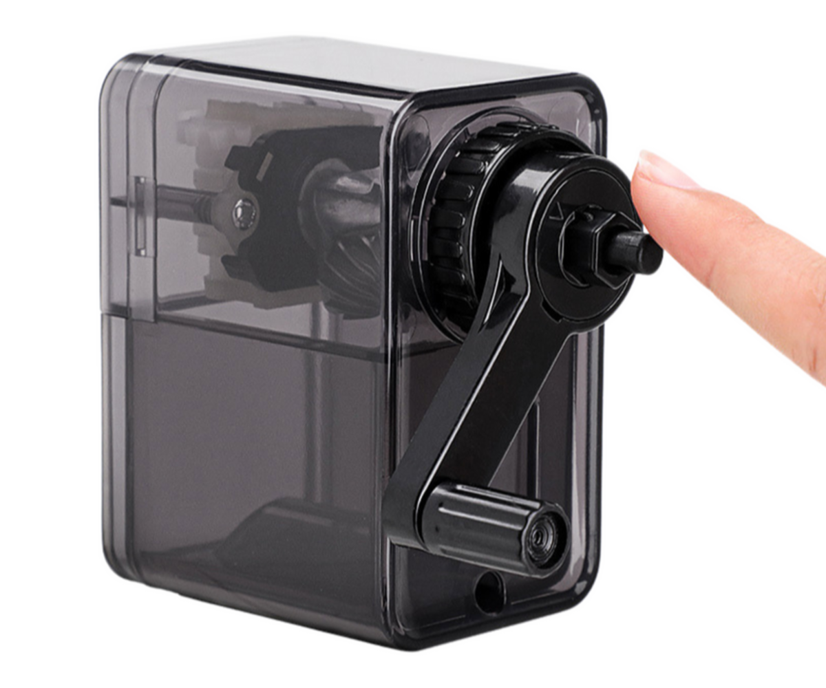 Pliiatsiteritaja väntmehhanismiga ja konteineriga - must, lähedal vaatamine mitmekesistest nurkadest.