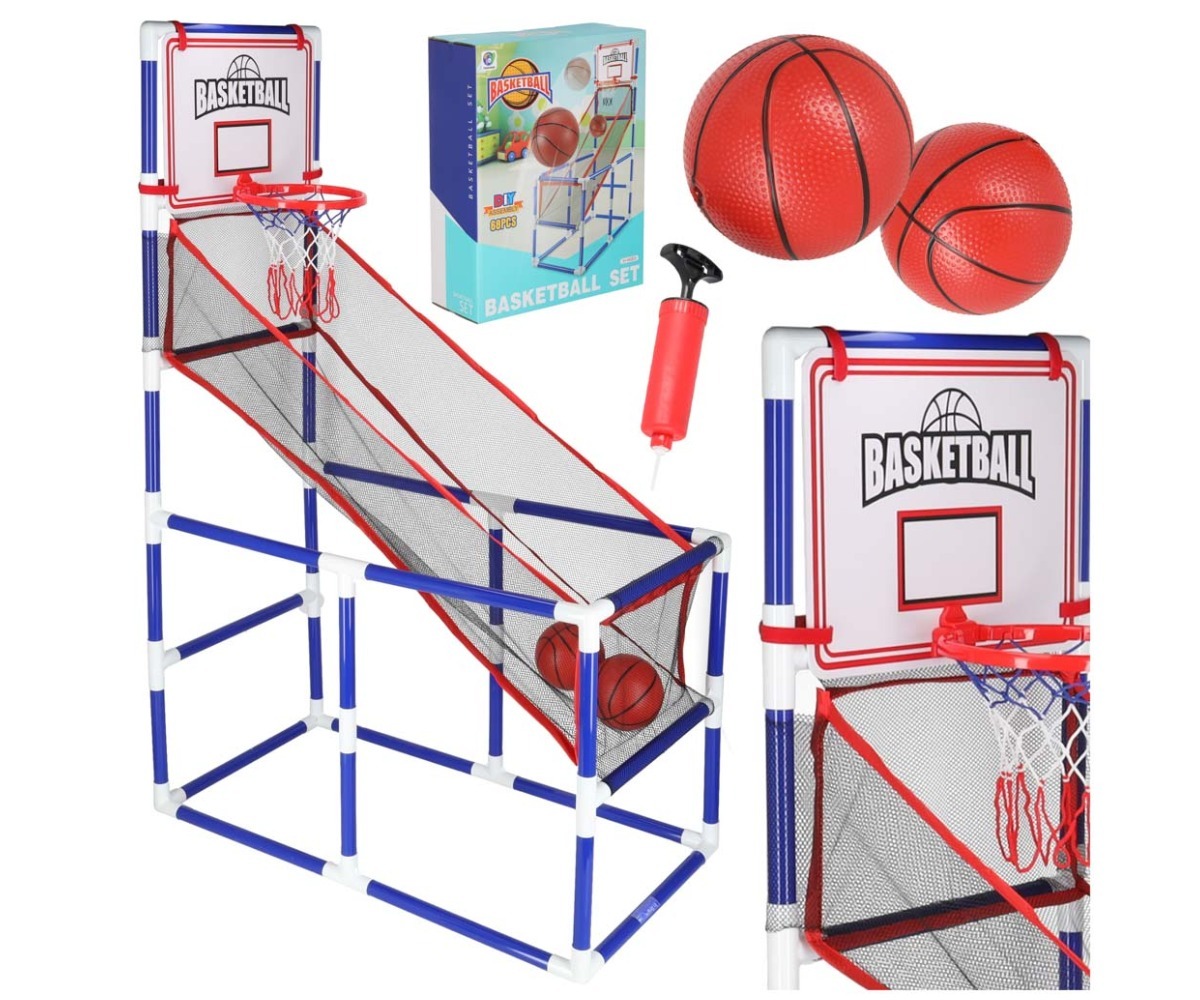 Lapsed mängivad kaasaskantava korvpallikomplektiga toas