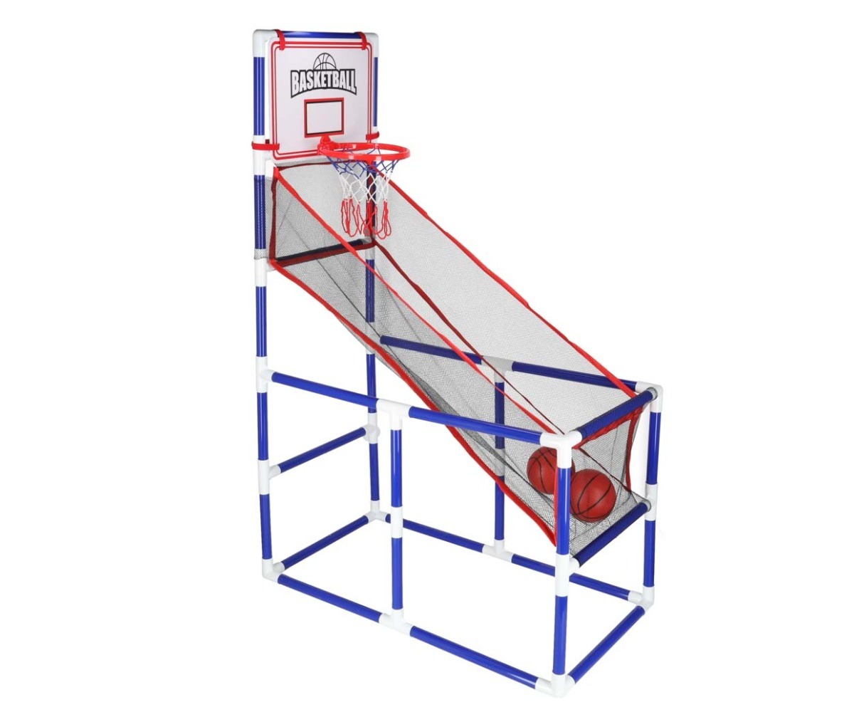 Kaasasolevad väikesed oranžid korvpallid ja musta värvi pump.
