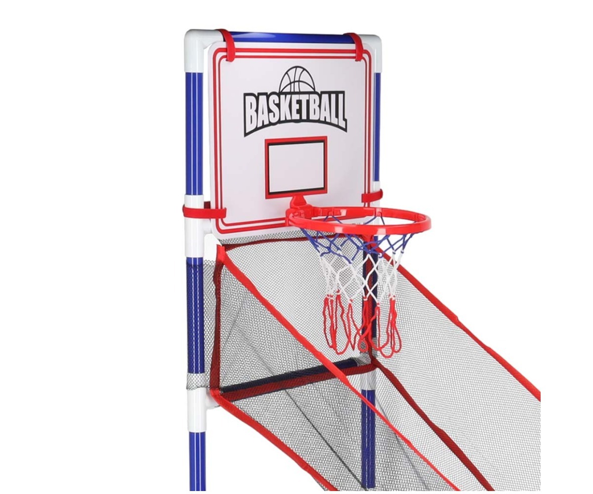 Paigaldatud kaasaskantav laste korvpallikorv koduses keskkonnas.