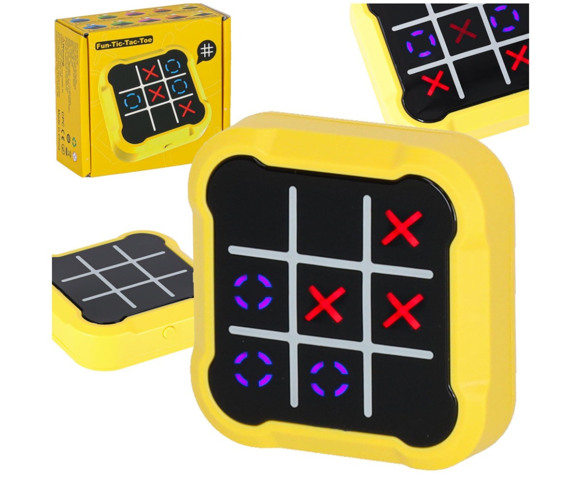 Laps mängib kollase käeshoitava elektroonilise tic tac toe mängukonsooliga
