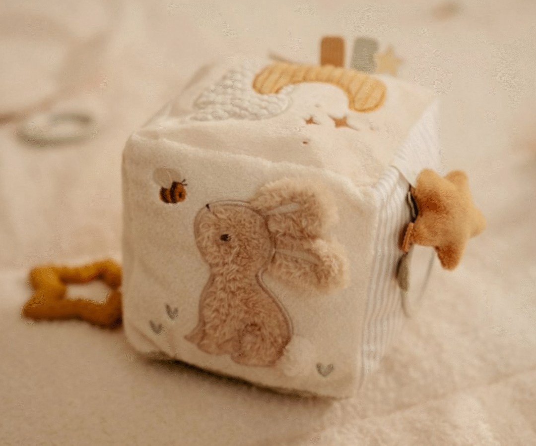 Newborn Naturals arendav tegevuskuubik erinevate tekstuuridega