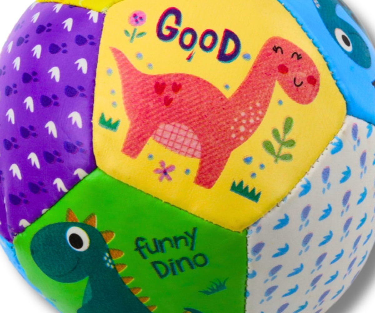 Pehmete dinosaurusepallide komplekt 3tk - Detailne vaade Pehmete dinosaurusepallide komplekt 3tk, detailne lähenemine pallile, millel on lustakas dinosauruse kujutis ja värvilised mustrid.