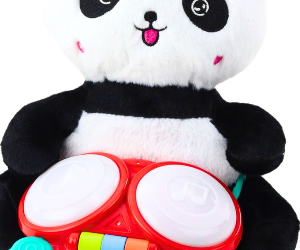 Pehme panda trummidega – muusikaline mänguasi lähedalt, näidates panda karakteri ja trumme.