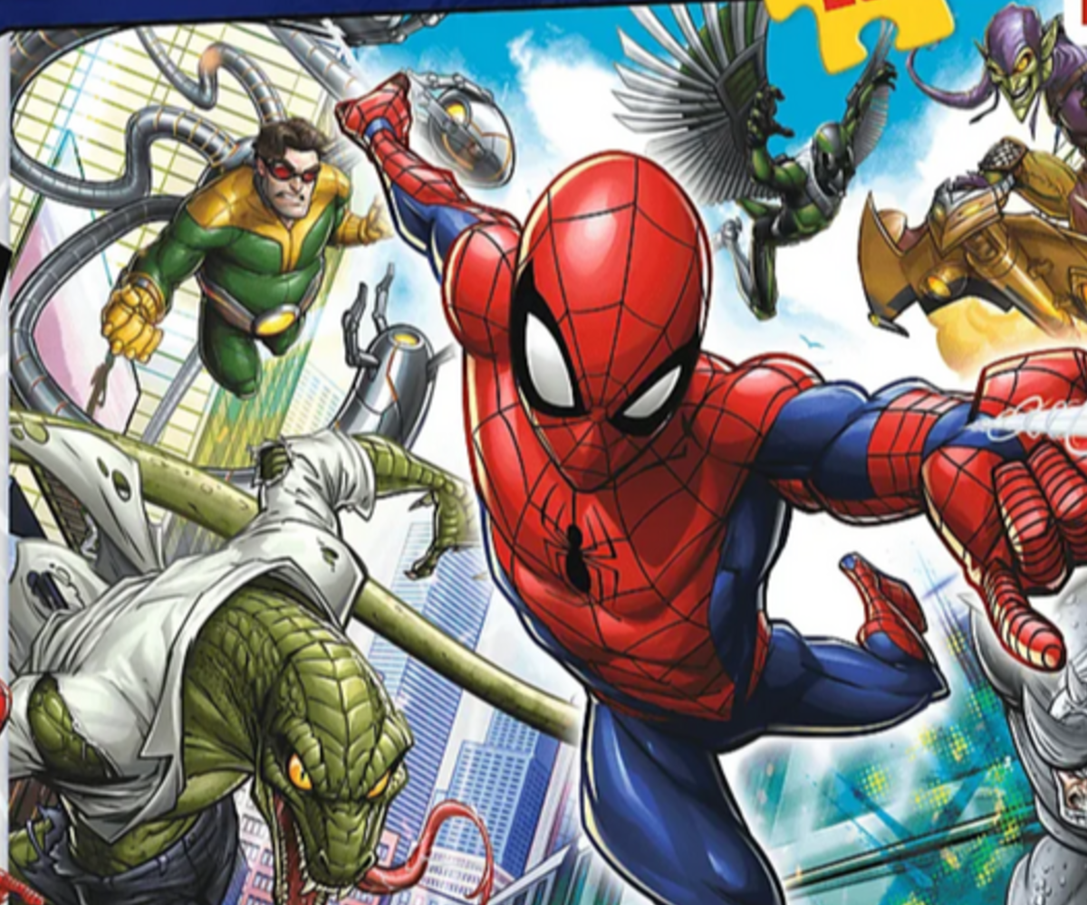 Lähivõte puslest 200tk Marvel Spiderman, Spiderman ja tema vastased lendavad taustal.