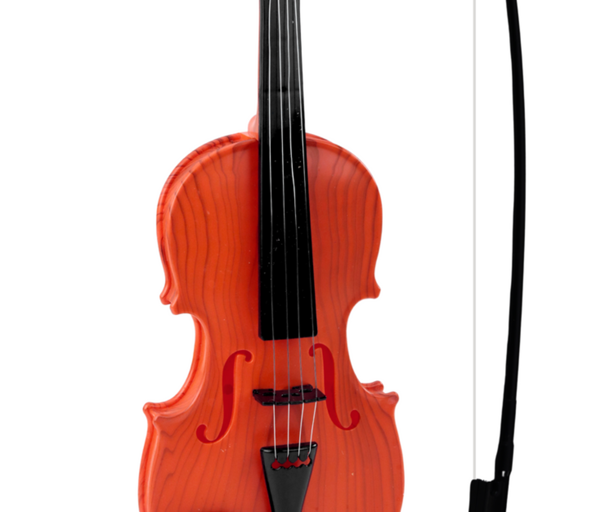 Laste viiul - helepruun muusikainstrument, detailne vaade viiulile koos kaariga.