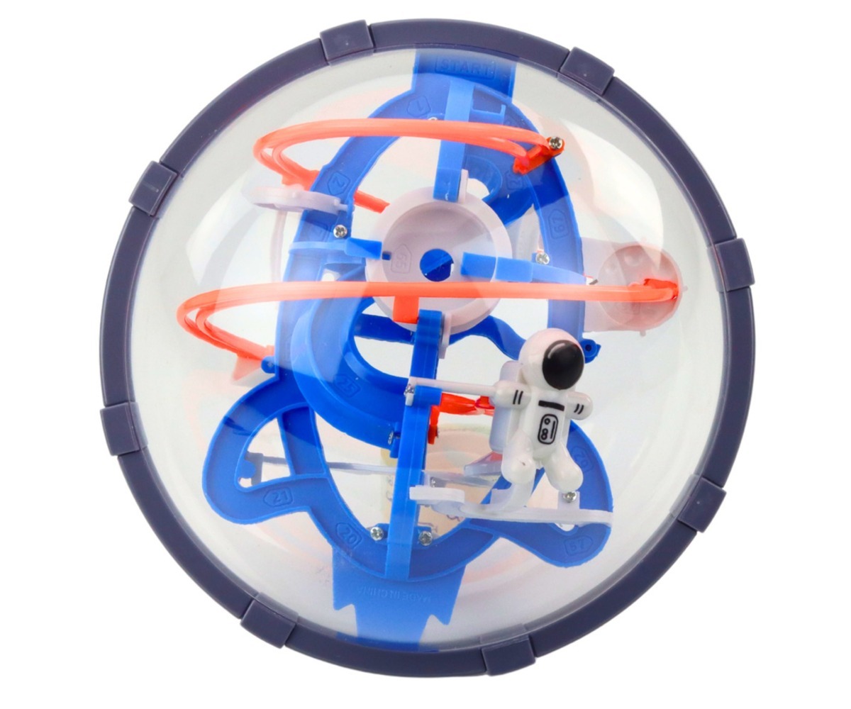 Detailne pilt Suur 3D labürintpallist, mis toob esile selle labürindi struktuuri.