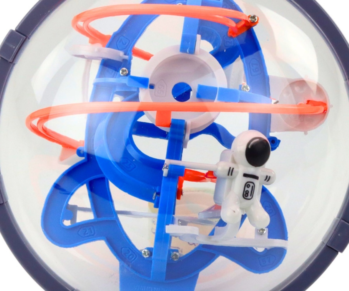 Suur 3D labürintpall, millel on rõhk astronaut ja vezirendi elementide peened detailid.
