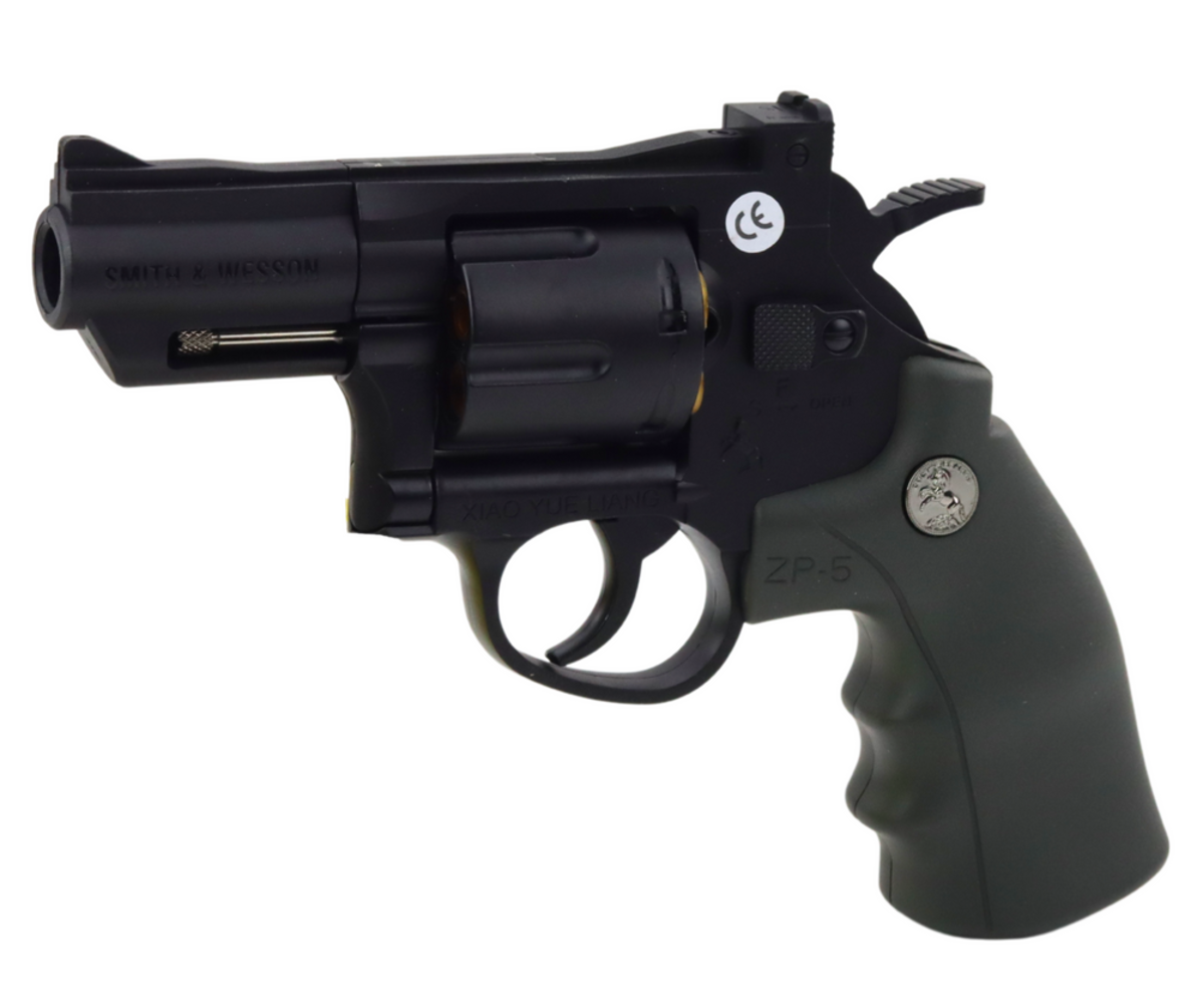 Revolver vahtkassettide ja geelkuulidega, detailne ülevaade relvast, ideaalne sihtimiseks.