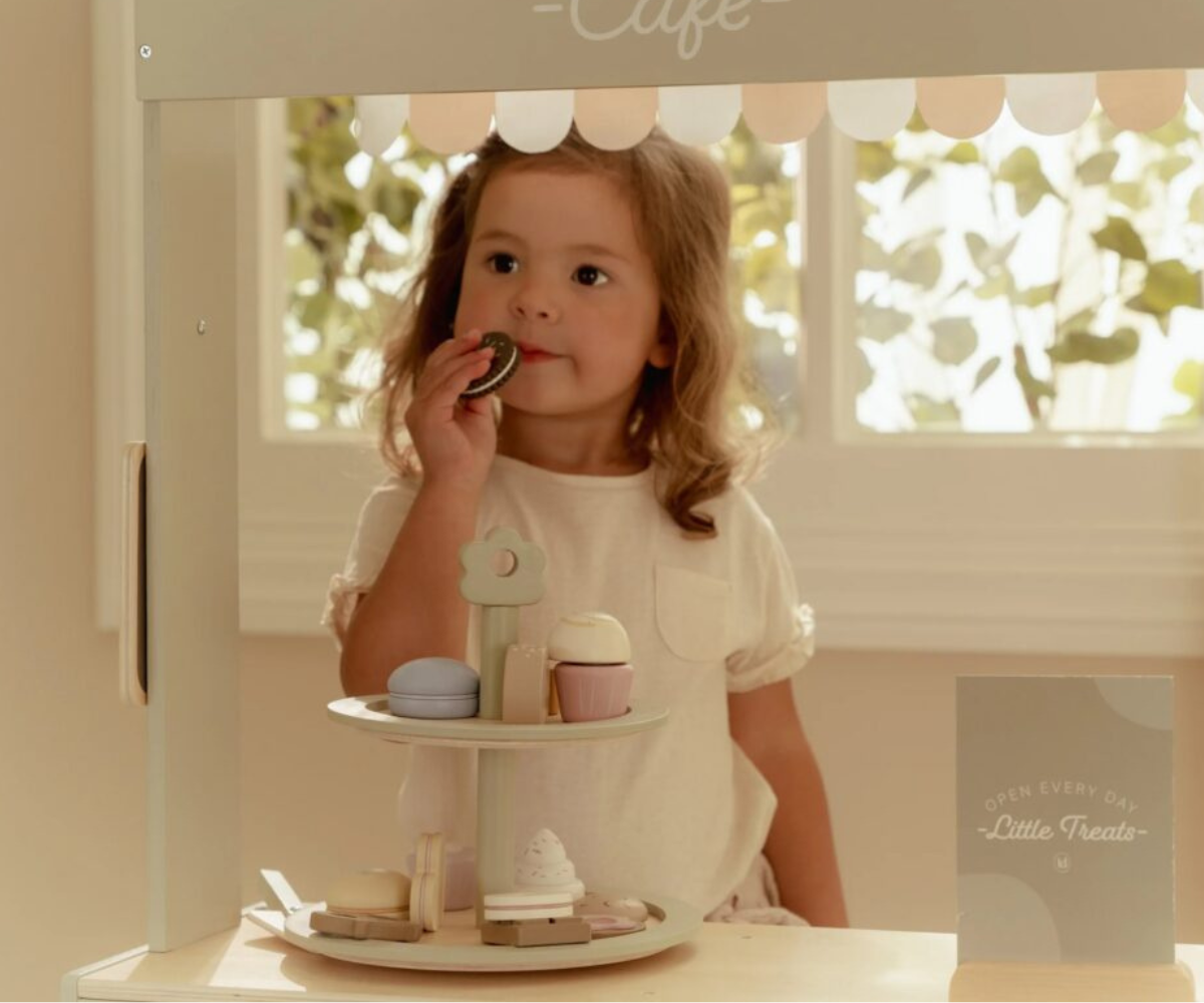 Kolmekorruseline puidust koogialus muffinite ja makroonidega