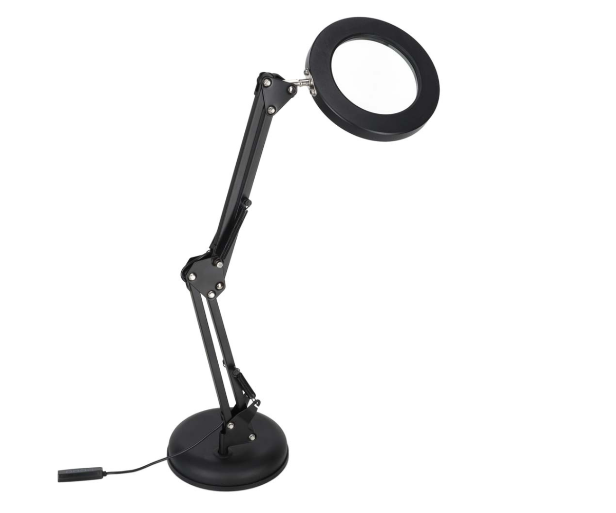 Must LED lauavalgusti luubiga kinnitatuna laua külge
