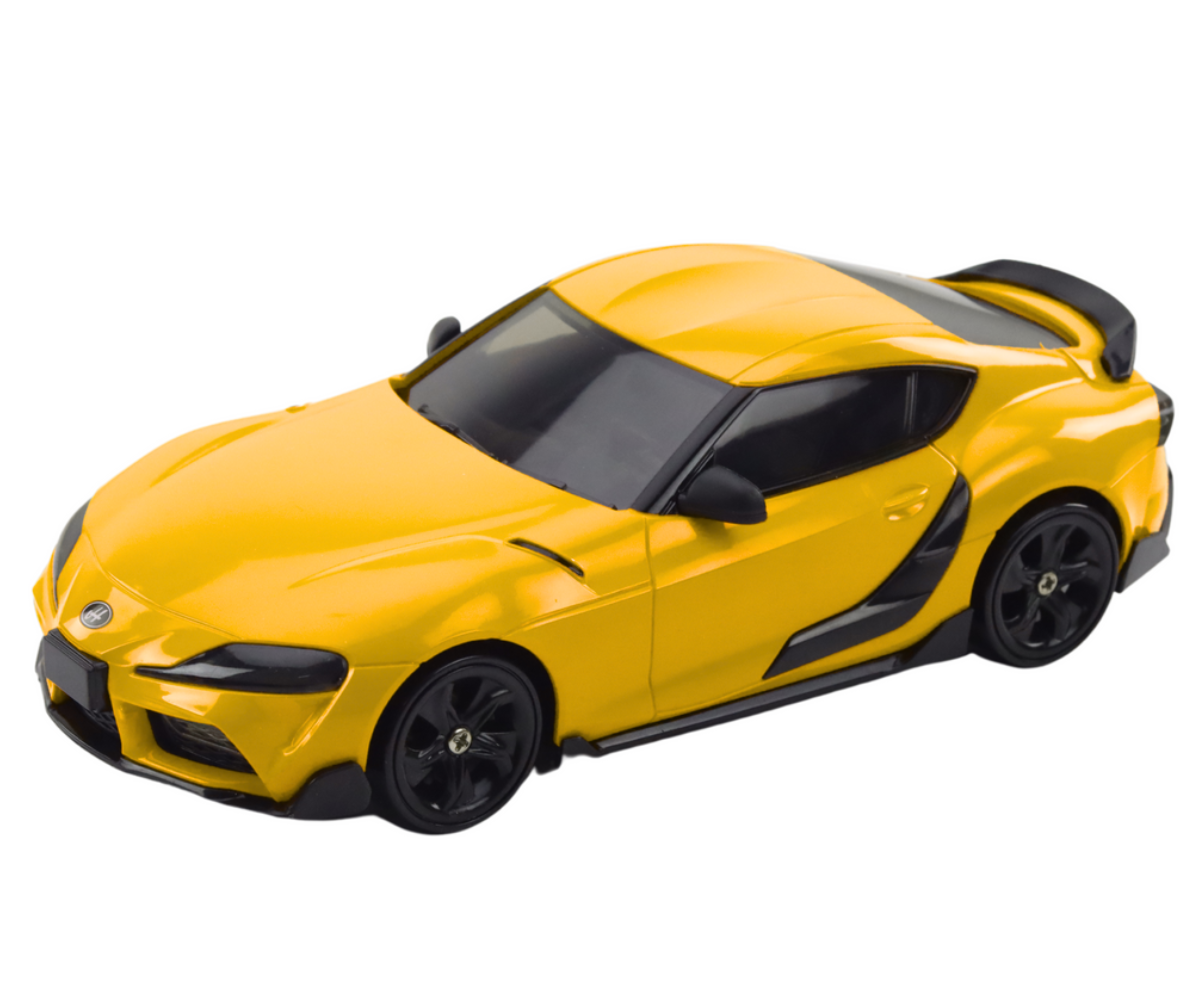 Kollane drift spordiauto vahetatavate ratastega