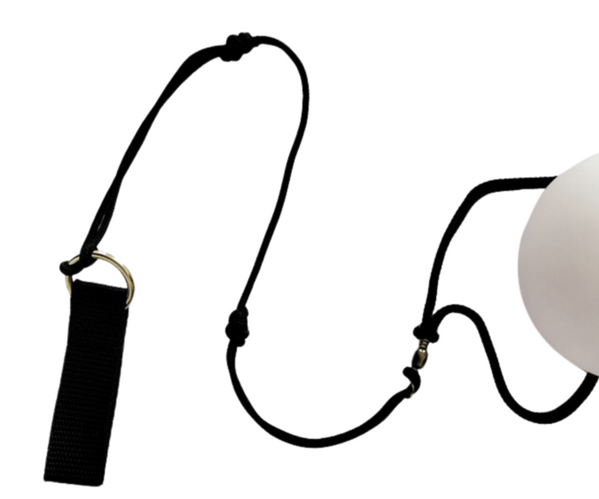 LED-valgusega žongleerimispall nööriga lähedalt Detailne pilt LED-valgusega žongleerimispallist nööril, lihtne kasutada