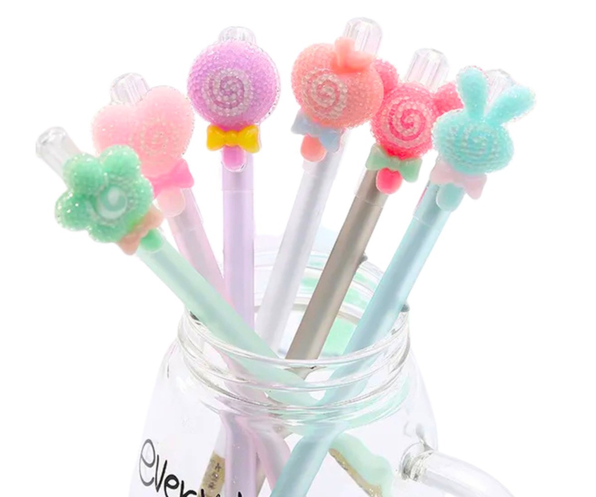 Geelpastakad sinise tindiga dekoratiivsete peadega, nagu kommid ja loomad