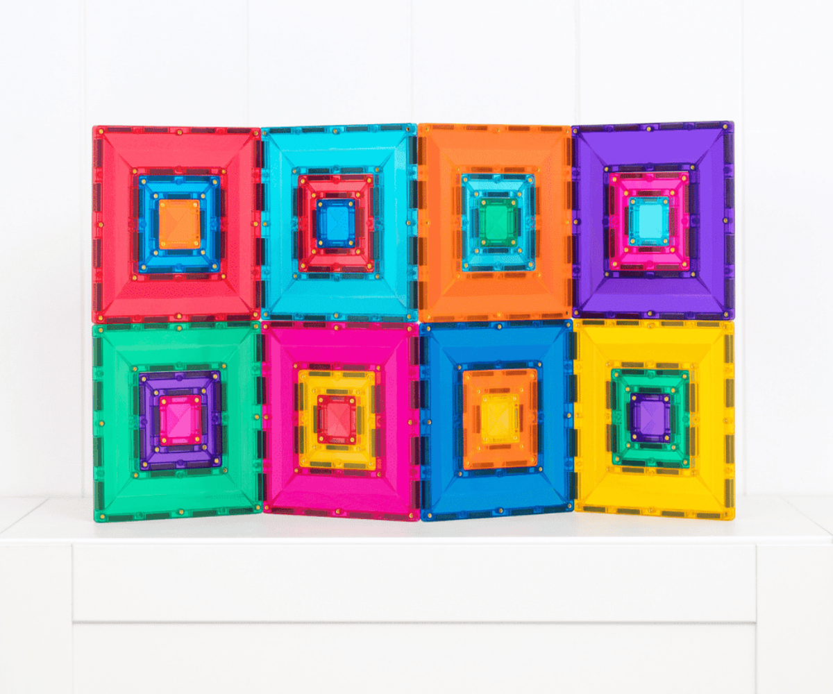 Connetix magnetklotsid eri suurustes ja värvides – suured ja väikesed portaaliplaadid laual