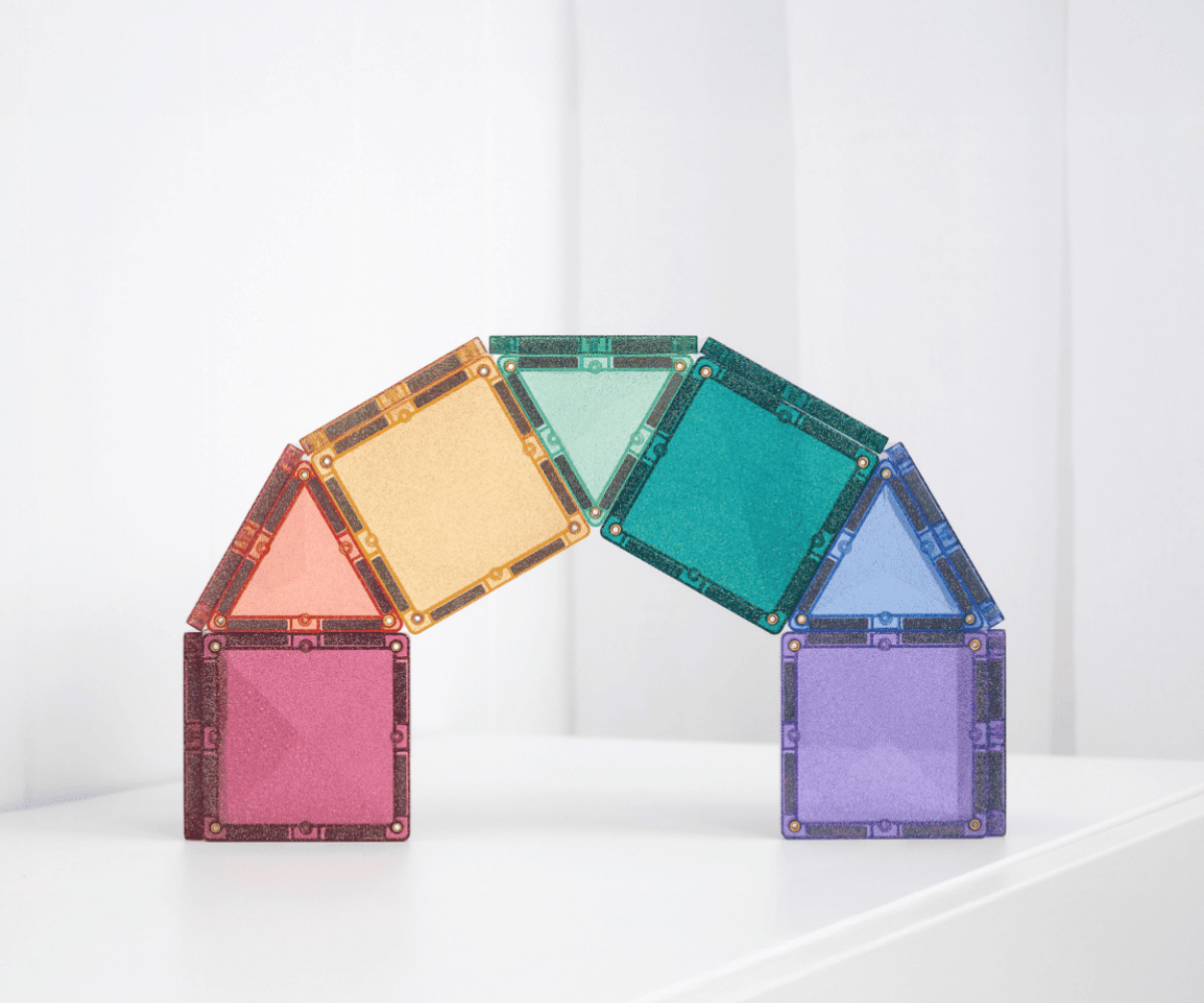 Connetix Glitter Castle Pack kolmnurksed ja ruudukujulised glitter-plaadid laual