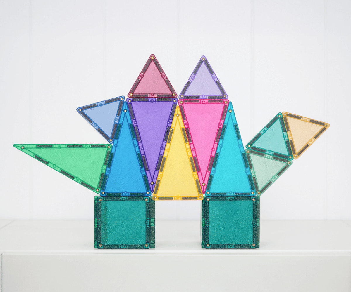 Värvilised sädelevad Connetix magnetklotsid, mis peegeldavad valgust ja loovad vikerkaaremustri