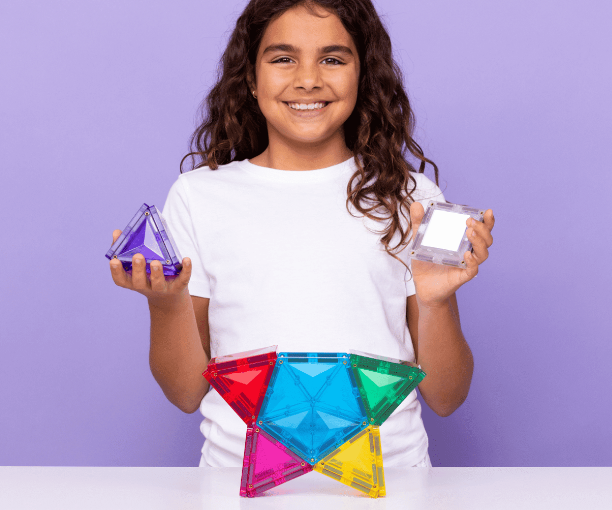 Valgustusega Connetix magnetklotsid segamas värve ja varjusid õppemängu käigus